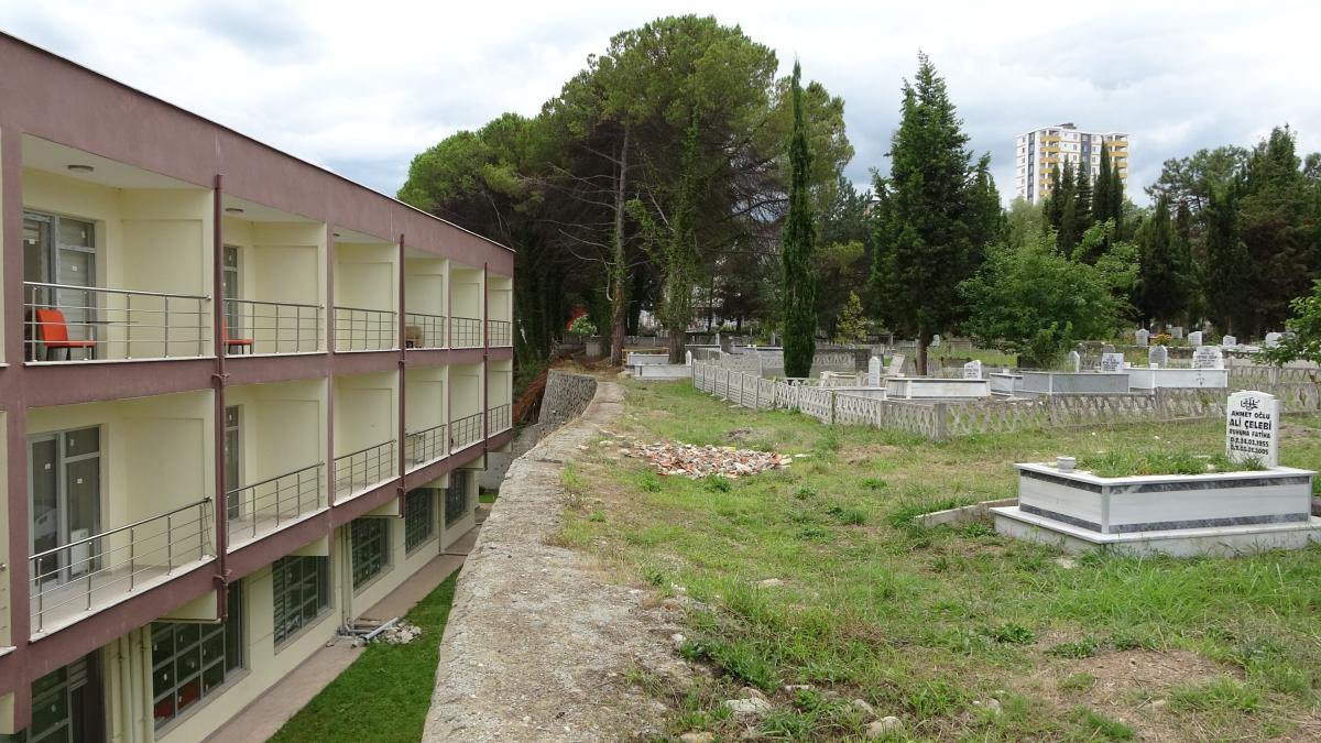 Ordu'da mezarlık manzaralı huzurevi