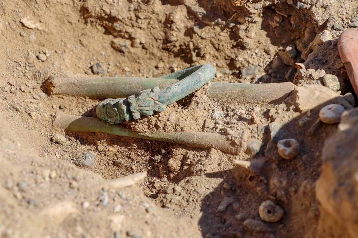 Van'daki kazılarda çocuk iskeleti bulundu