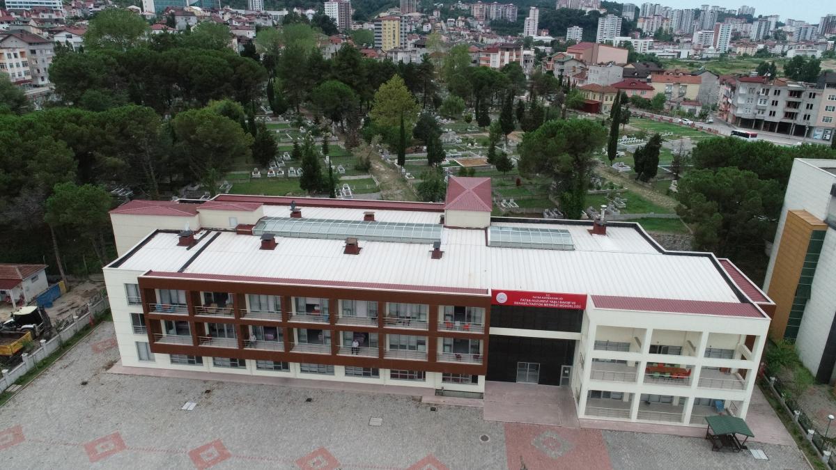 Ordu'da mezarlık manzaralı huzurevi