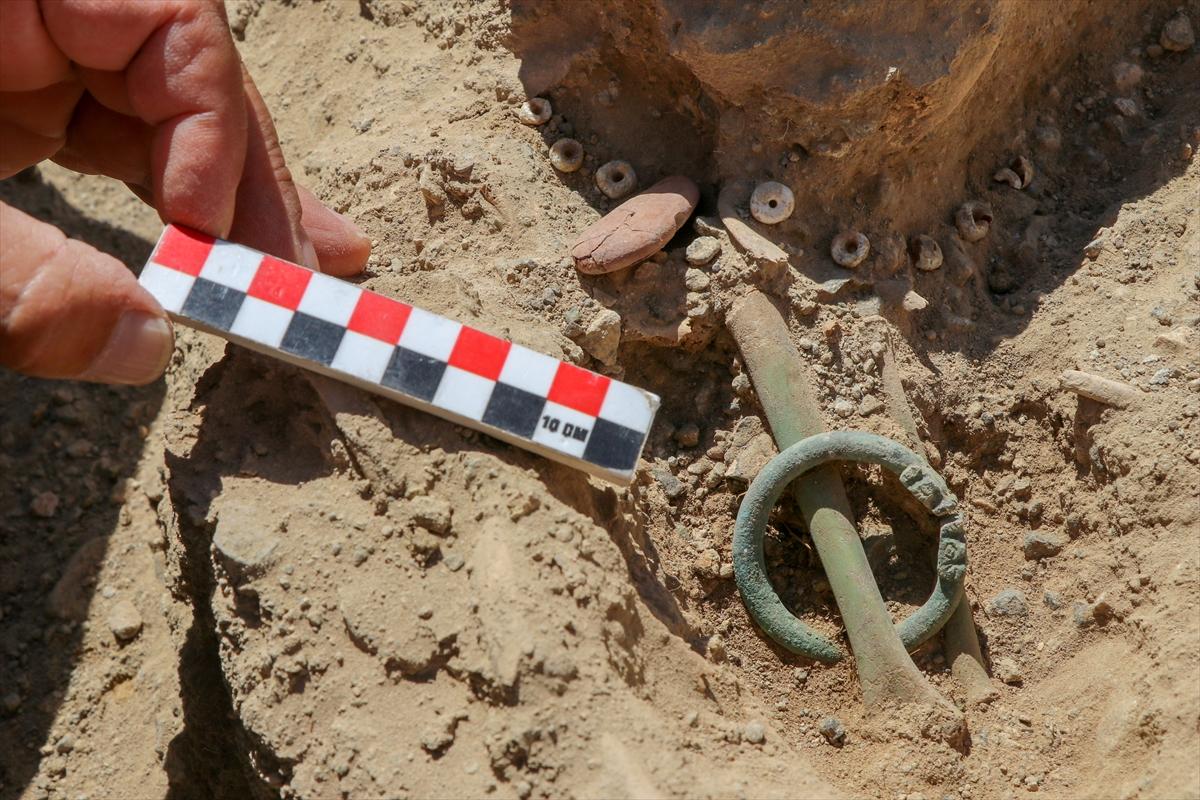 Van'daki kazılarda çocuk iskeleti bulundu