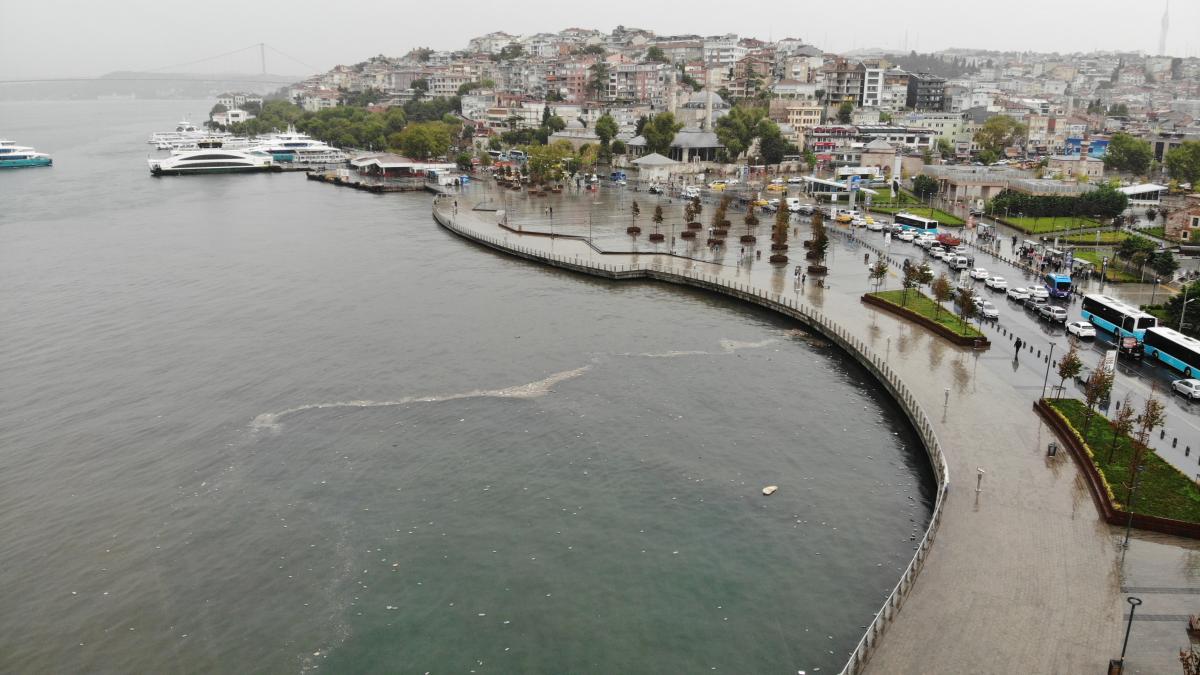 Üsküdar'da deniz yüzeyi çöplerle kaplandı