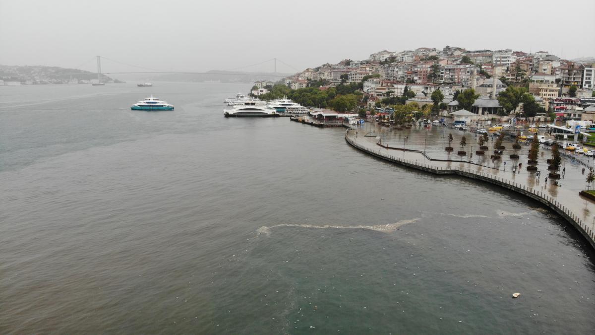 Üsküdar'da deniz yüzeyi çöplerle kaplandı