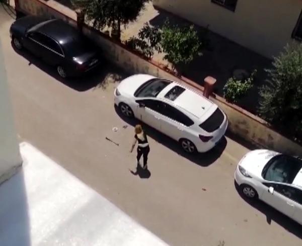 Antalya'da park halindeki aracın camlarını kıran kadın