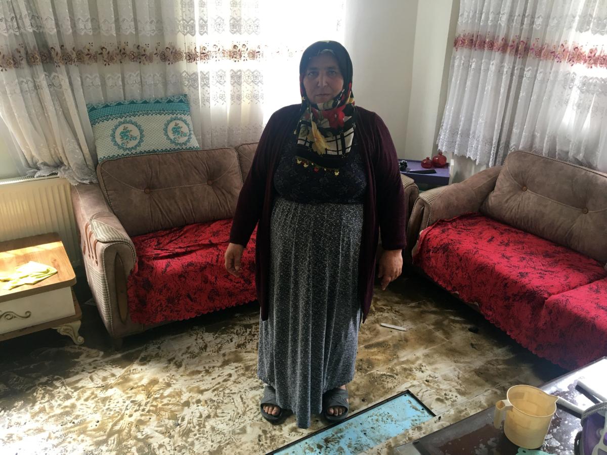 Sağanak yağış sonrası Arnavutköy’de evleri su bastı