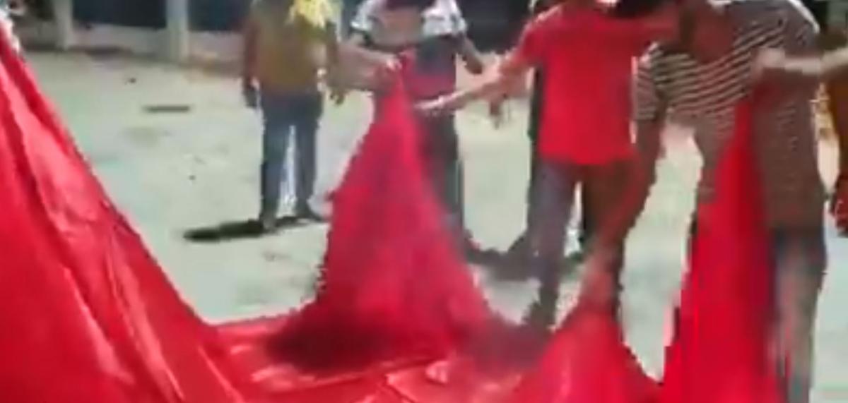 Darbeci Hafter destekçileri Türk bayrağı yaktı