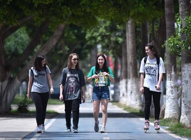 Bilim Kurulu Üyesi Tezer: Gençler koronavirüsü dikkate almıyor