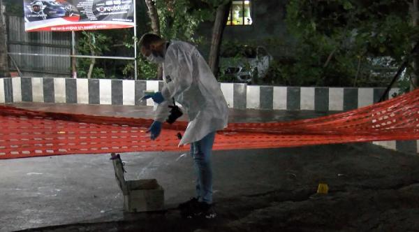 Sultangazi'de aracından inen şahıs silahlı saldırıya uğradı