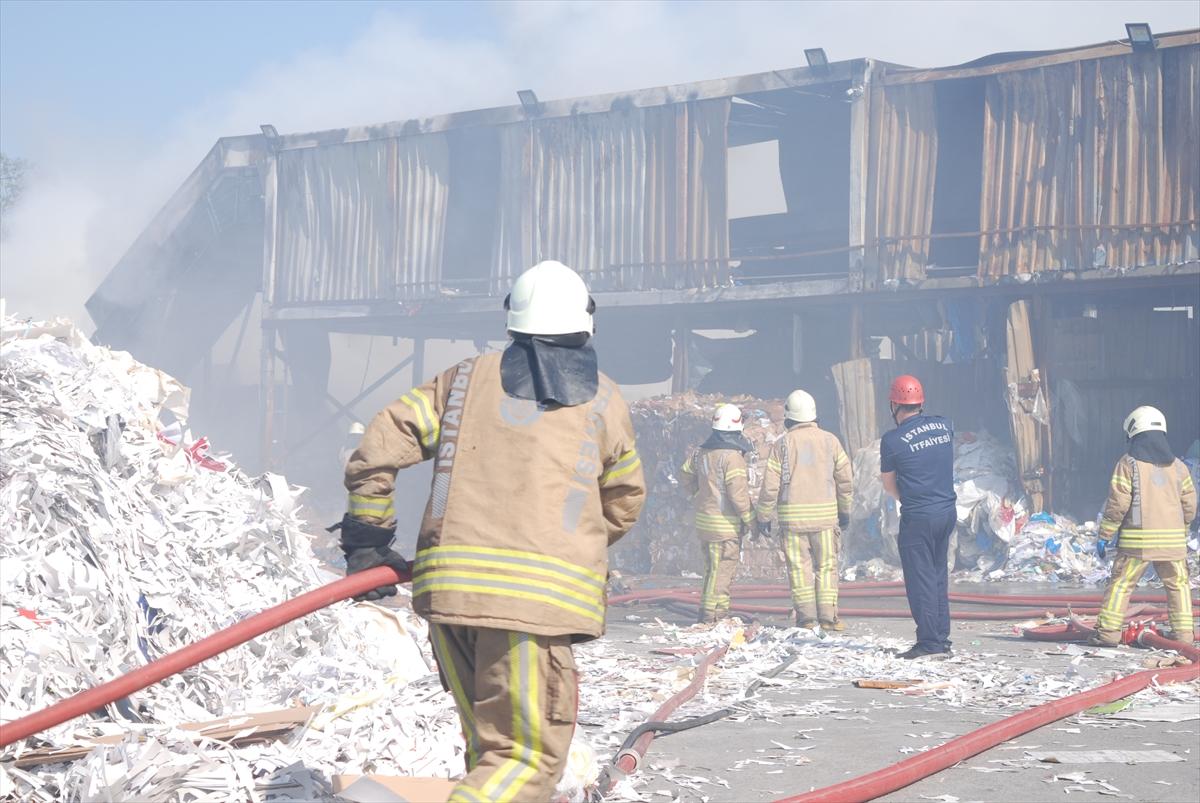Ümraniye'de geri dönüşüm deposunda yangın