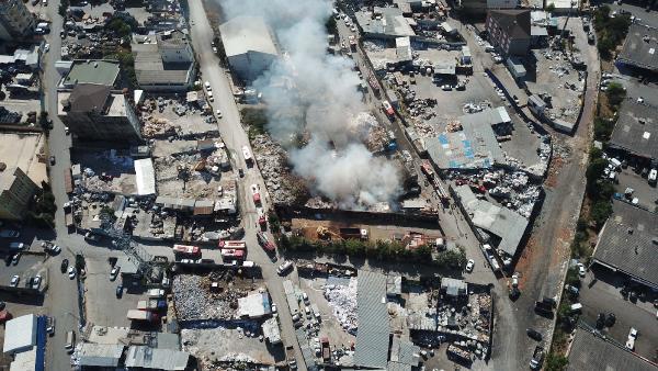 Ümraniye'de geri dönüşüm deposunda yangın