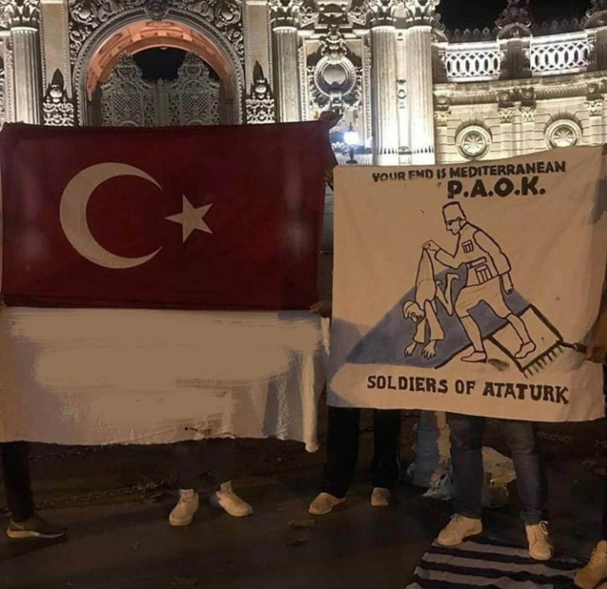 Beşiktaş taraftarından PAOK maçı öncesi göndermeli pankart