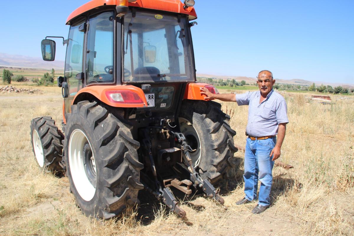 Kayseri'de sıfır kilometre aldığı traktör hayatını kabusa çevirdi