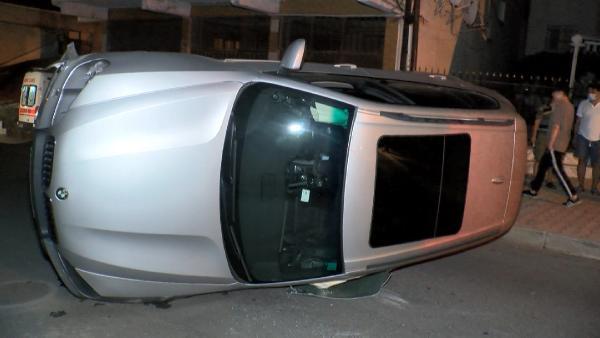 Maltepe'de araç cami merdivenlerine çarptı: 2 yaralı