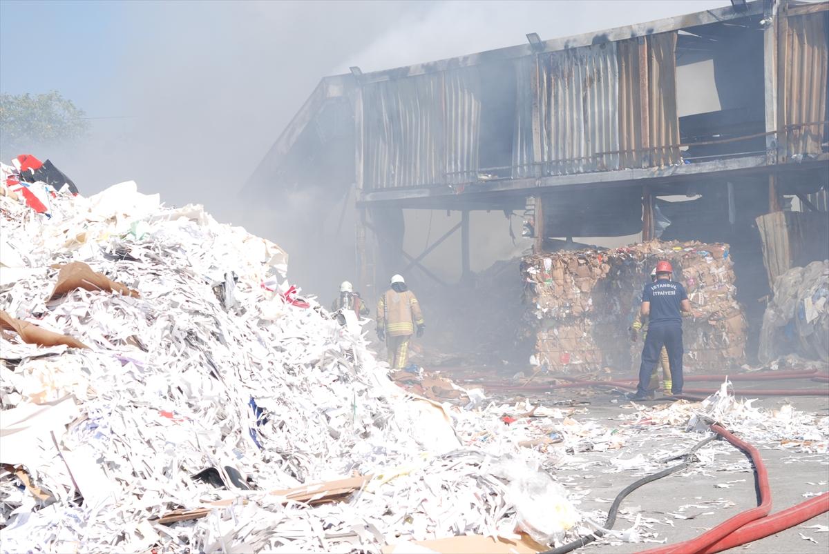 Ümraniye'de geri dönüşüm deposunda yangın