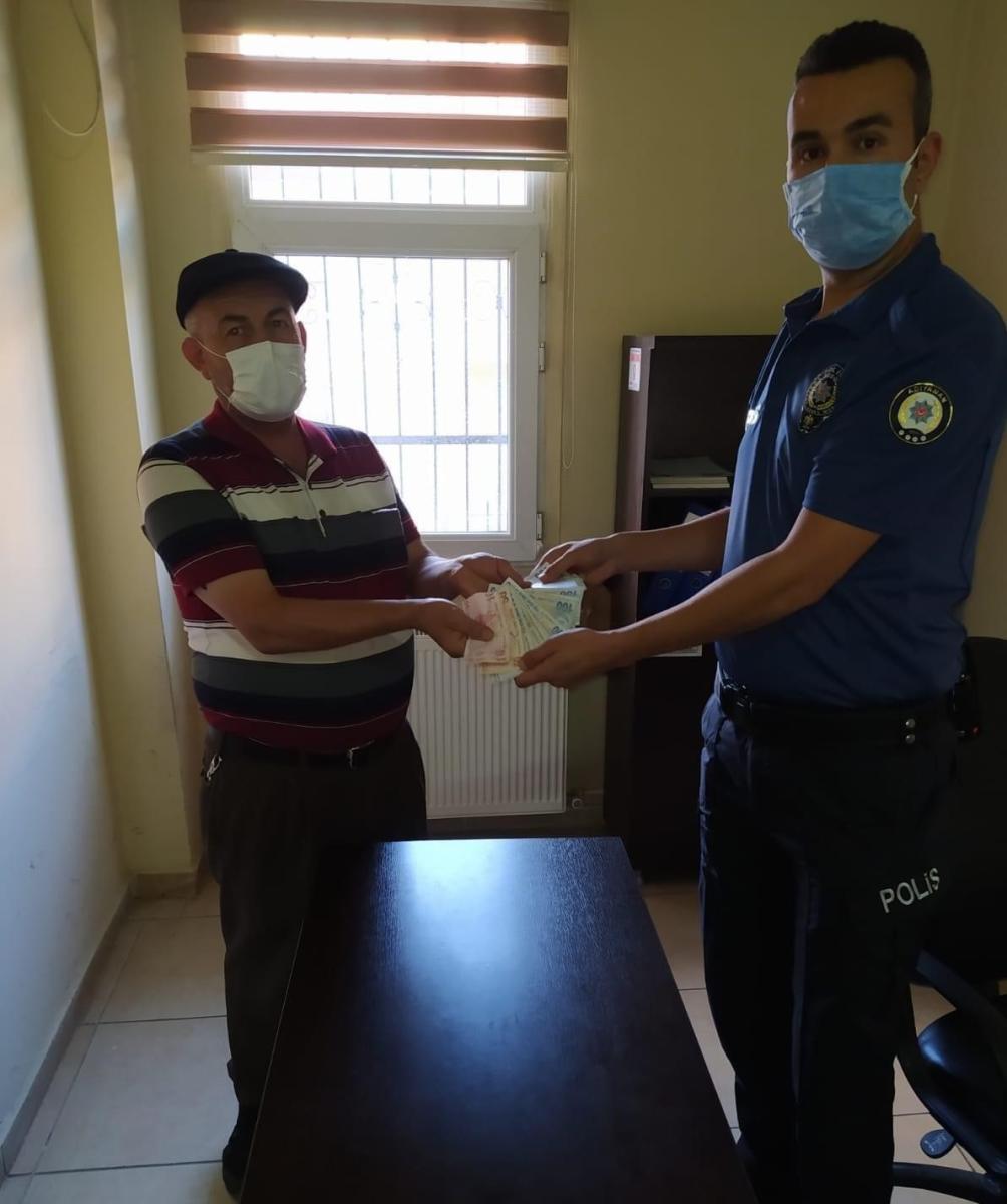 Adana'da yolda bulduğu parayı polislere teslim etti