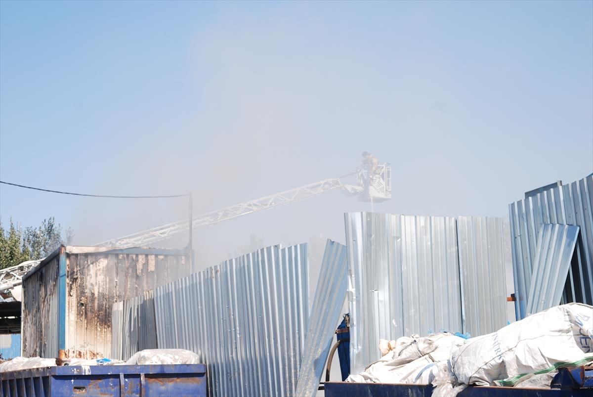 Ümraniye'de geri dönüşüm deposunda yangın