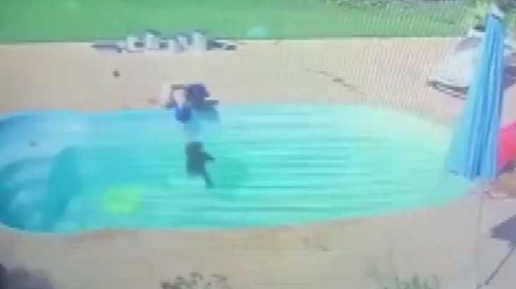 Brezilya'da havuza düşen arkadaşını kurtaran çocuk