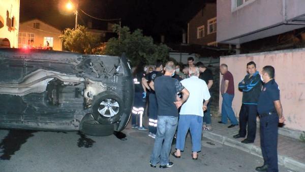 Maltepe'de araç cami merdivenlerine çarptı: 2 yaralı