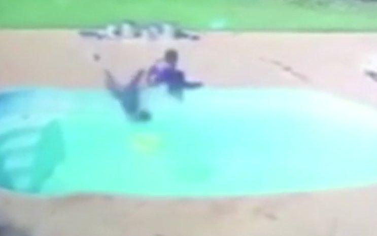 Brezilya'da havuza düşen arkadaşını kurtaran çocuk