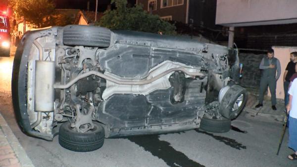 Maltepe'de araç cami merdivenlerine çarptı: 2 yaralı