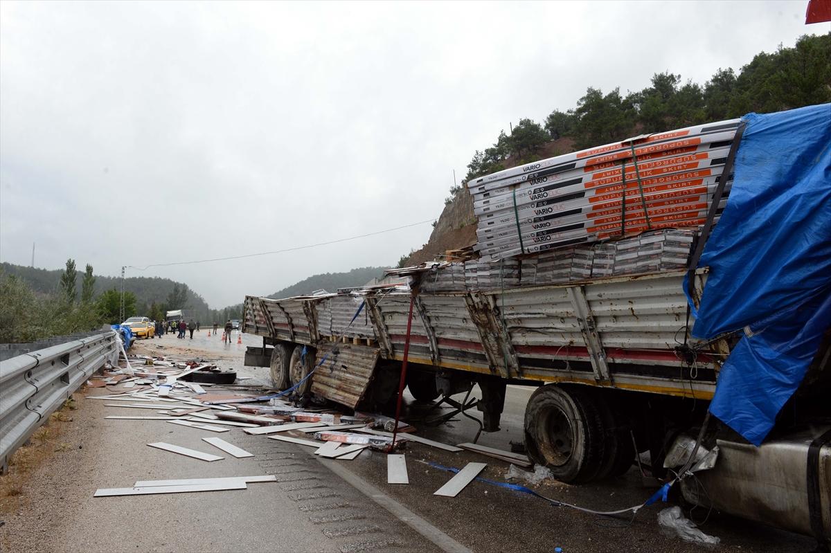 Tokat'ta otomobil ile tır çarpıştı