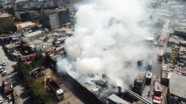 Ümraniye'de geri dönüşüm deposunda yangın