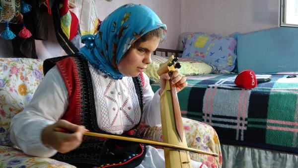 Trabzon'da görme engelli Esenay hayatını müziğe adadı