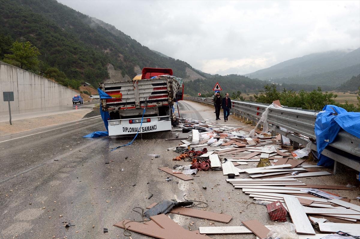 Tokat'ta otomobil ile tır çarpıştı
