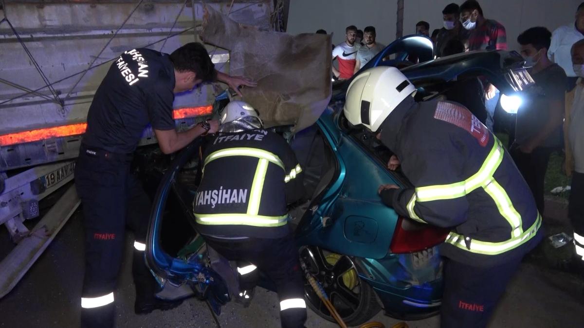 Kırıkkale'de bir otomobil tırın altına girdi: 1 ölü 4 yaralı