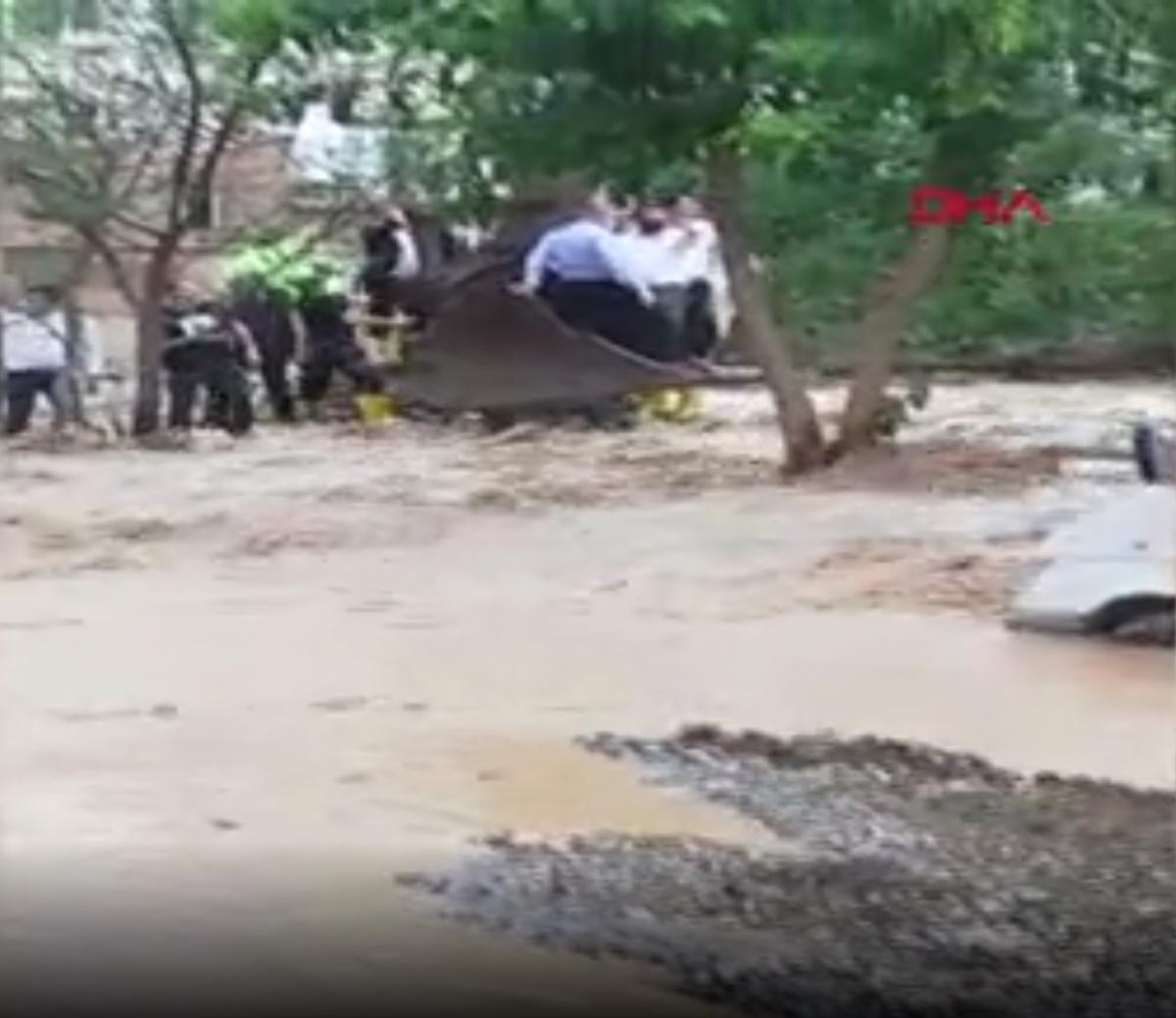 Giresun'da bakanlar mahsur kalanların yanına kepçe ile ulaştı