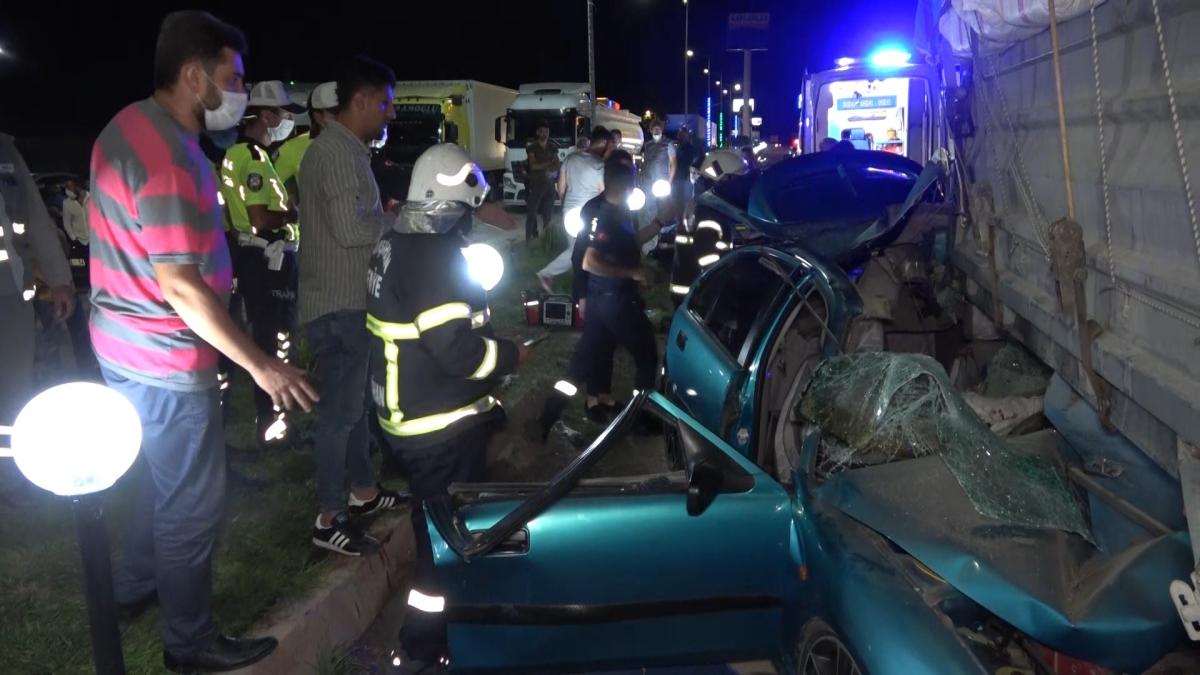 Kırıkkale'de bir otomobil tırın altına girdi: 1 ölü 4 yaralı