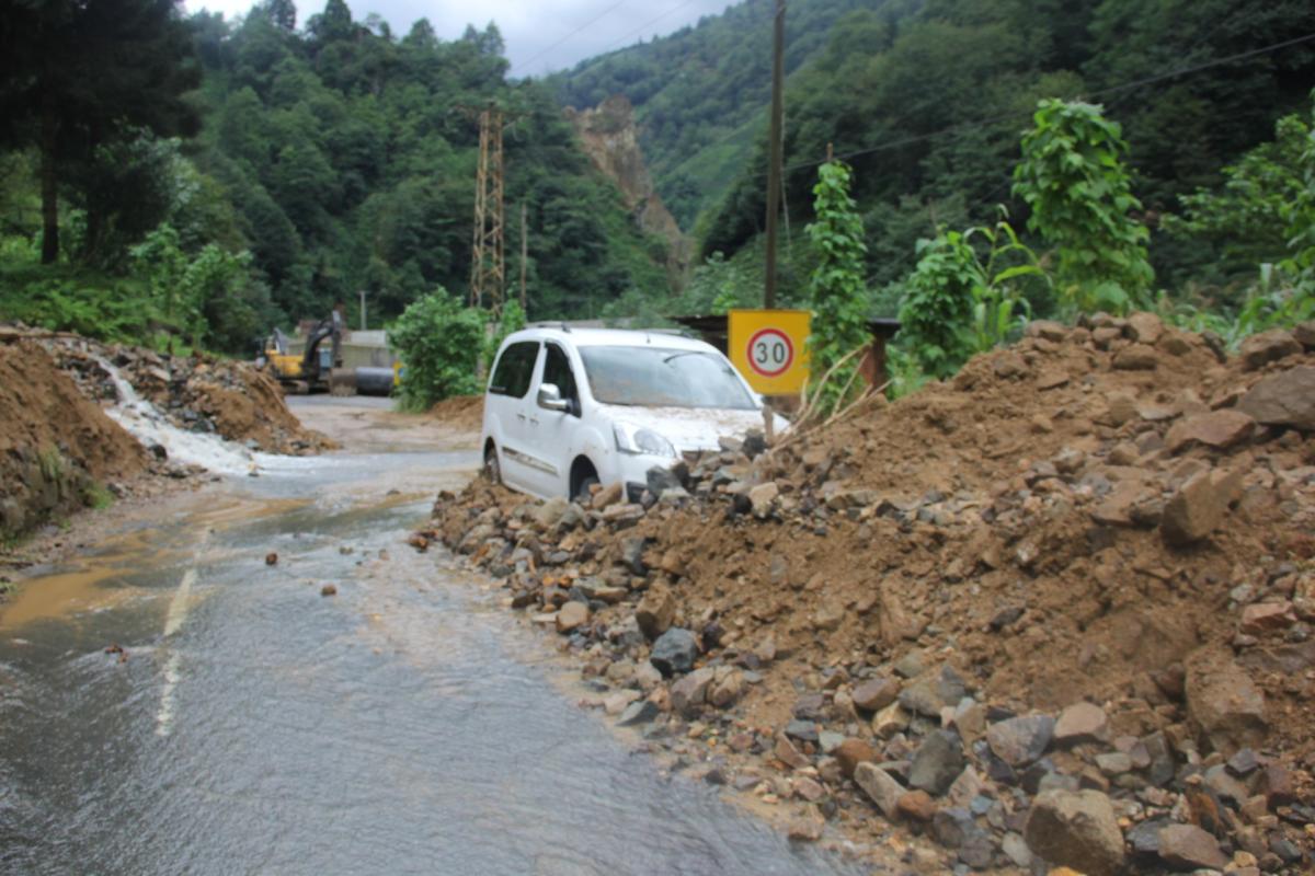 Rize'de heyelan nedeniyle 2 bina tahliye edildi