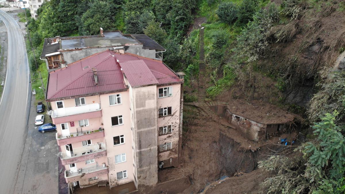 Rize'de heyelan nedeniyle 2 bina tahliye edildi