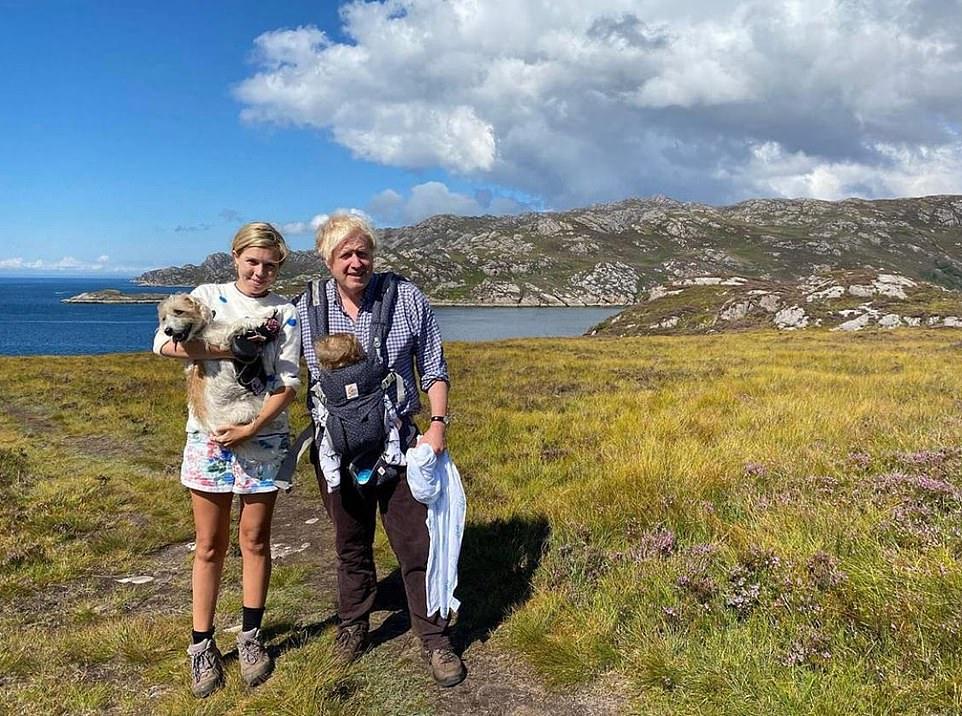 Boris Johnson, oğlu Wilfred'i gezdirdi