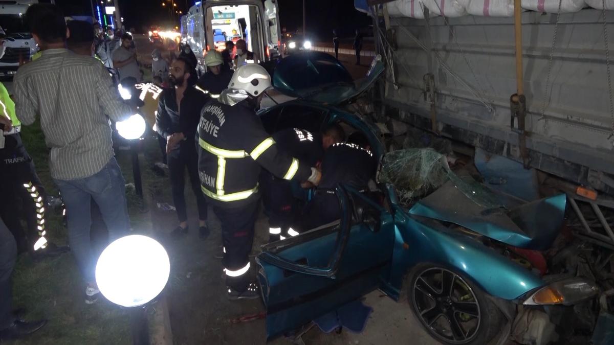 Kırıkkale'de bir otomobil tırın altına girdi: 1 ölü 4 yaralı