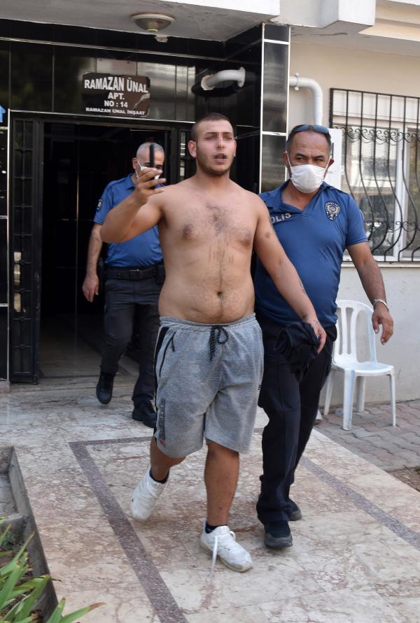 Antalya'da bir genç tartıştığı annesini satırla rehin aldı