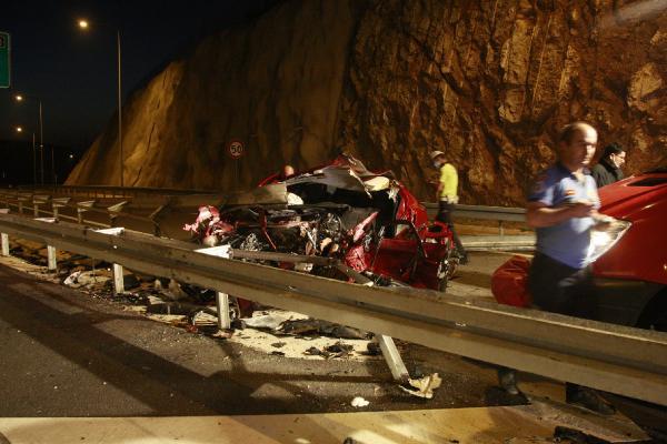 Bursa’da bariyerlere çarpan abla öldü, kardeşi ağır yaralandı