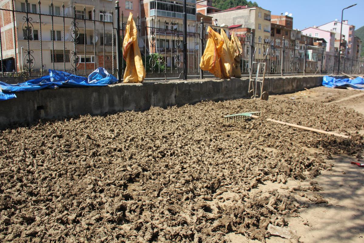 Giresun'da üreticiler, fındıklarını çamurun içerisinden kurtarmaya çalışıyor