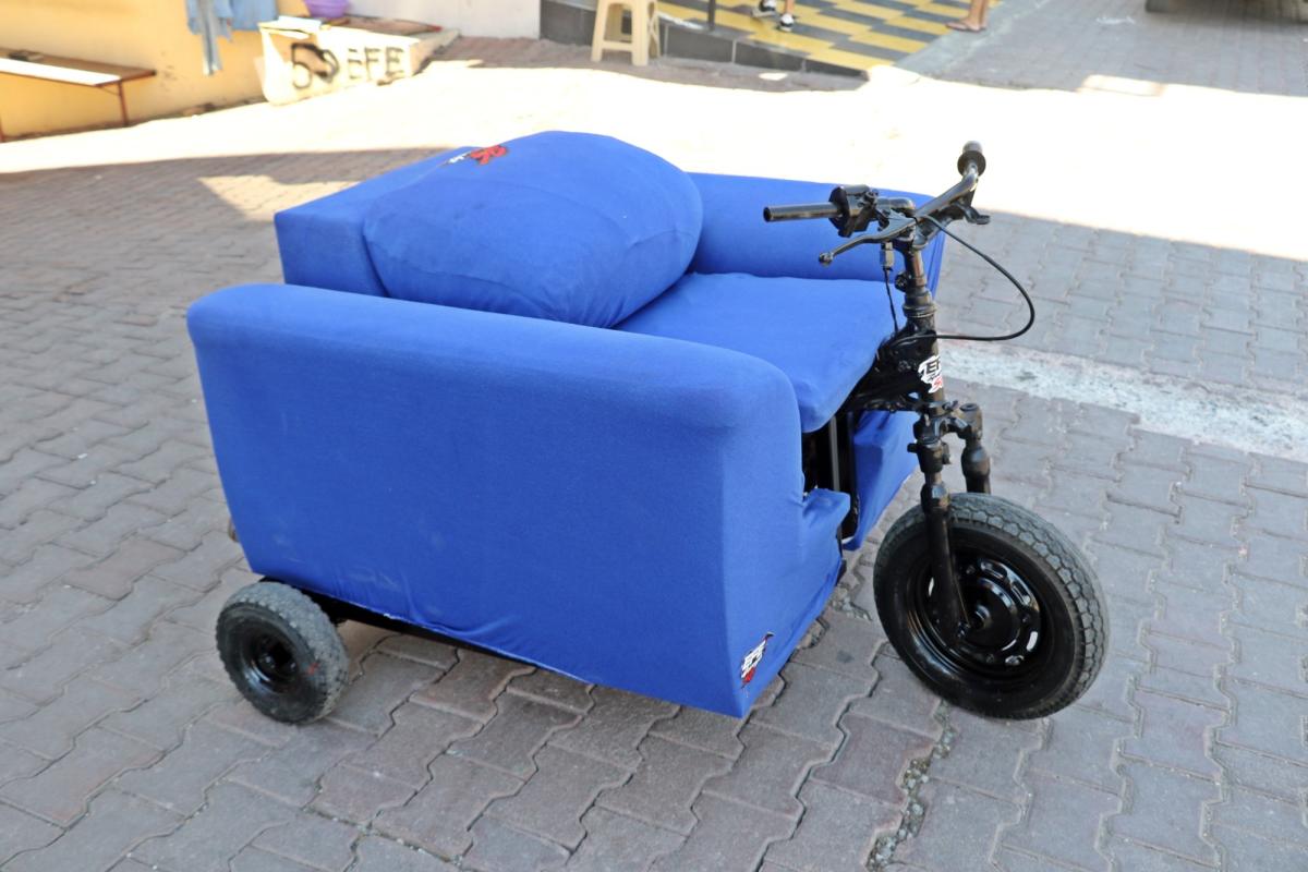 Antalya'da oto aksesuarcısı, bu sefer de koltuktan motosiklet yaptı