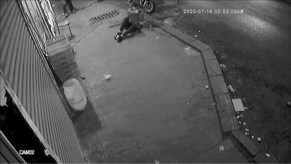 Okmeydanı’nda dürüm yerken saldırıya uğradı