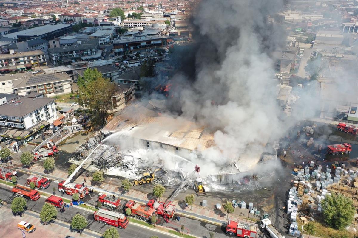 Sakarya'da marketin deposu yandı