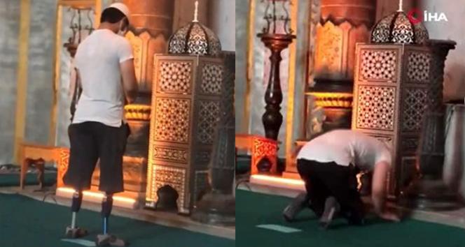 Ayasofya Camii'nde protez ayaklarıyla namaz kıldı