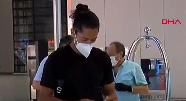 Fenerbahçe'nin yeni stoperi Lemos İstanbul'da