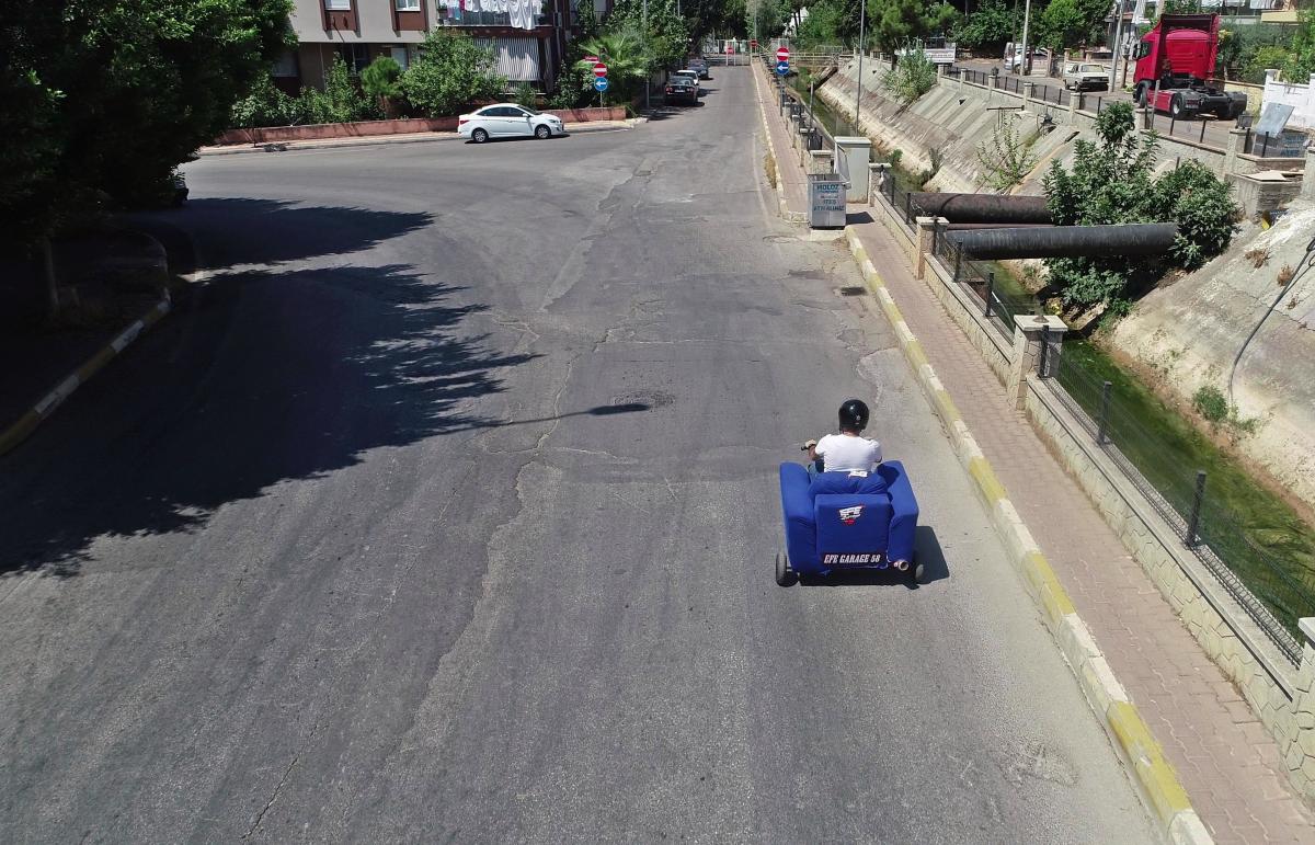 Antalya'da oto aksesuarcısı, bu sefer de koltuktan motosiklet yaptı