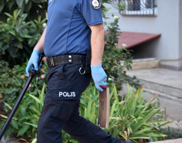 Antalya'da bir genç tartıştığı annesini satırla rehin aldı