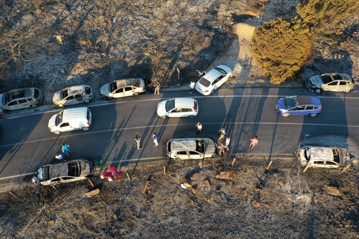 İzmir'de otlukta çıkan yangın, 50 aracı yaktı