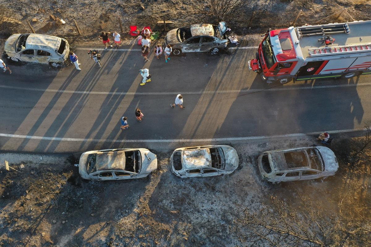 İzmir'de otlukta çıkan yangın, 50 aracı yaktı
