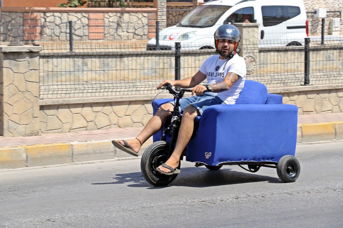 Antalya'da oto aksesuarcısı, bu sefer de koltuktan motosiklet yaptı