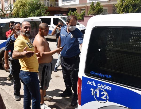 Antalya'da bir genç tartıştığı annesini satırla rehin aldı