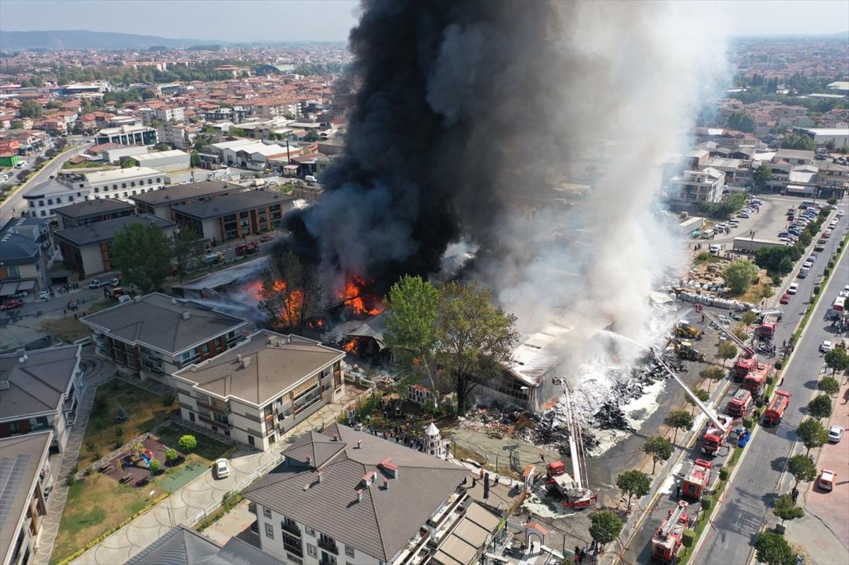 Sakarya'da marketin deposu yandı