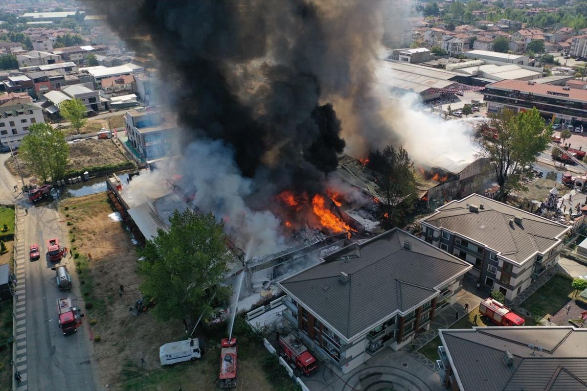 Sakarya'da marketin deposu yandı